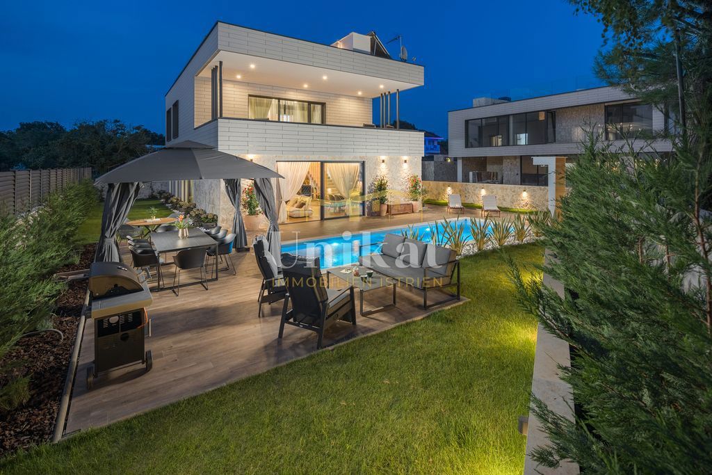 Nova moderna vila samo 400 metrov od morja